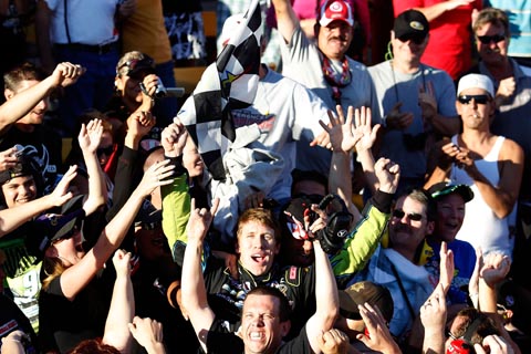 carl_edwards_fans_phoenix_2